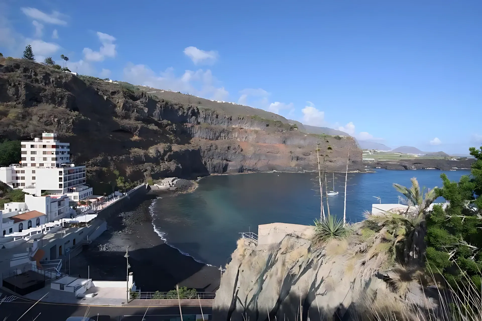 Vista de la cala y los acantilados de San Marcos desde la casa