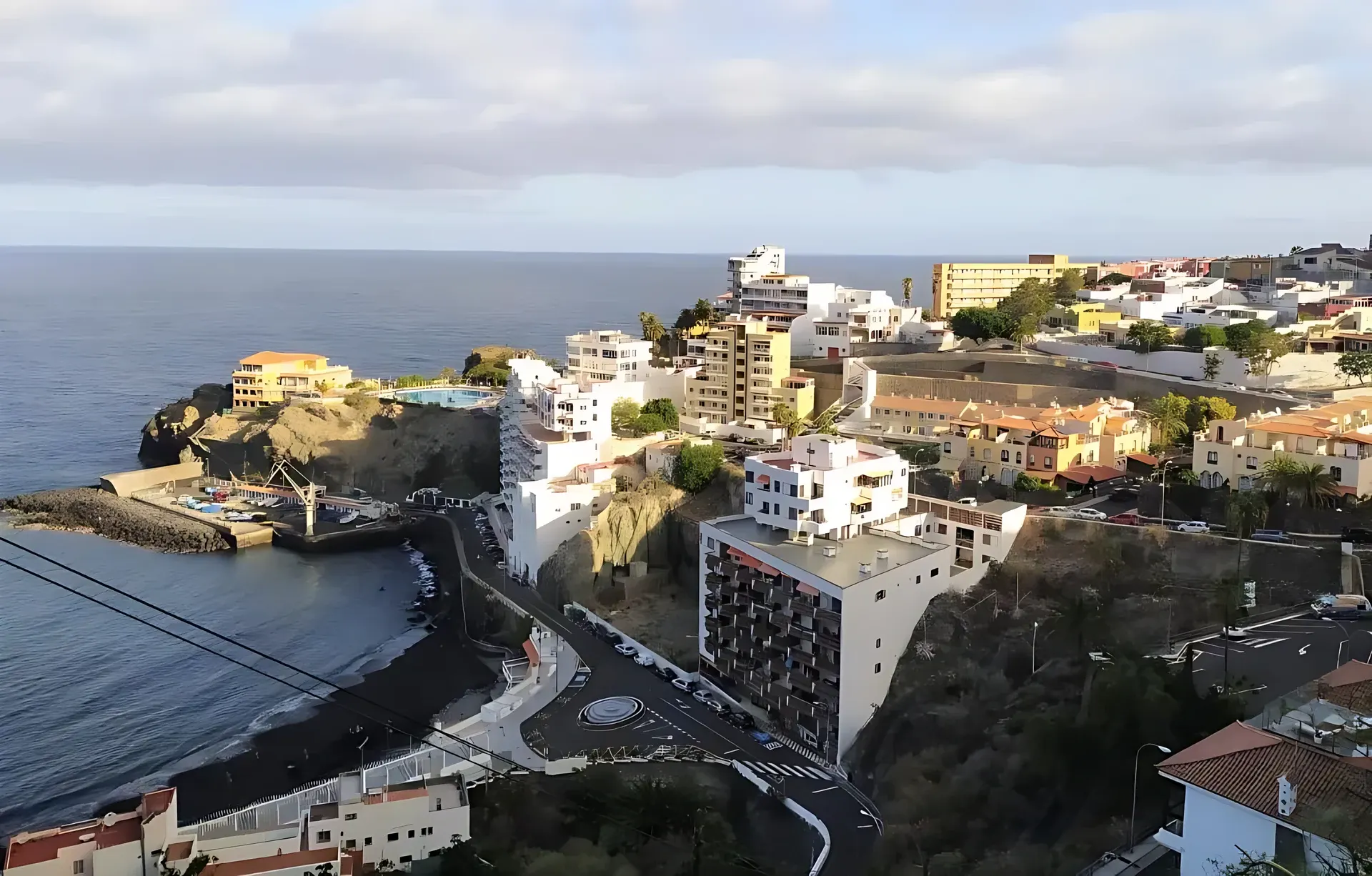 Vista aérea del pueblo de San Marcos junto al océano