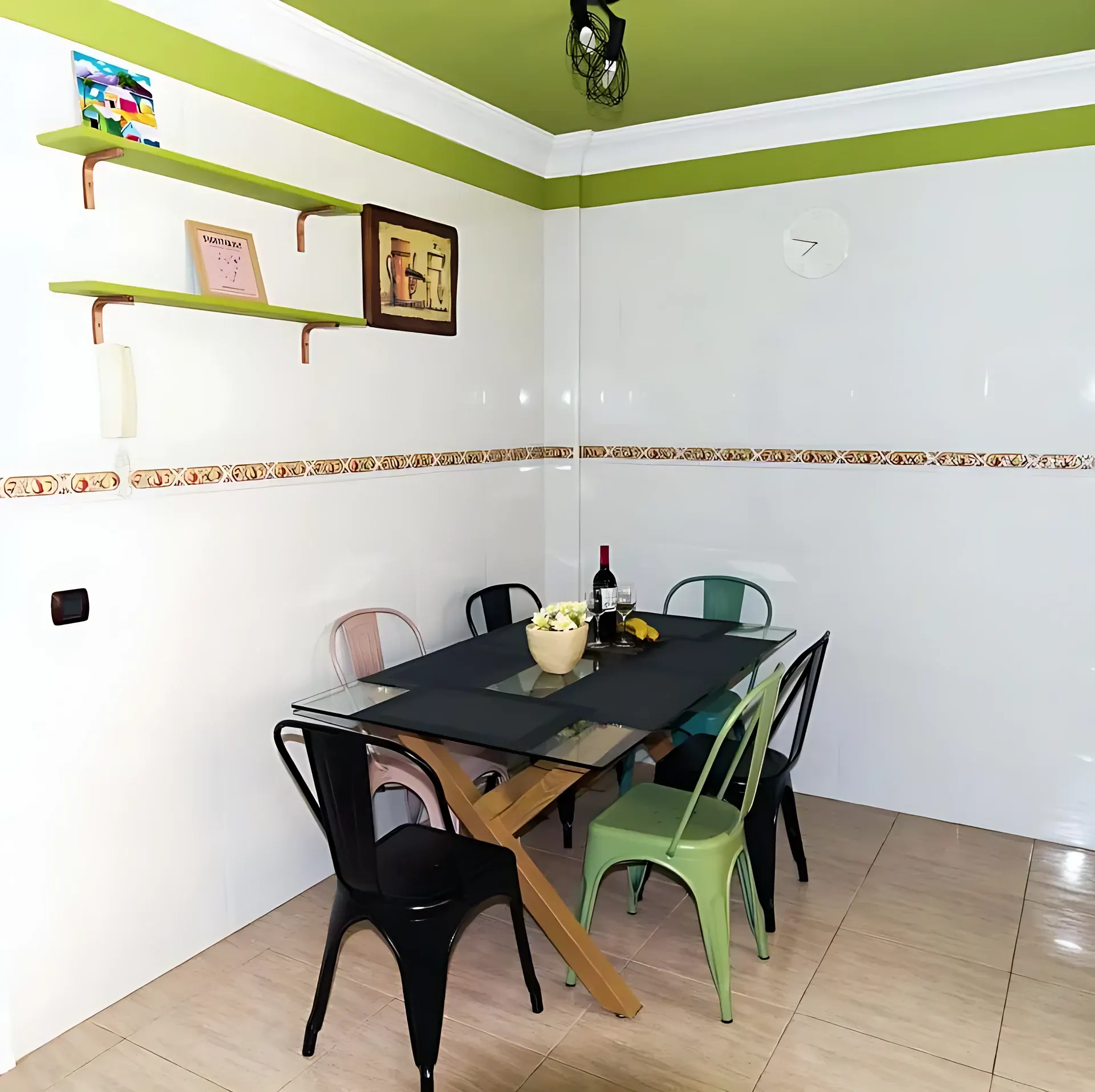 Comedor con mesa de madera y sillas de colores