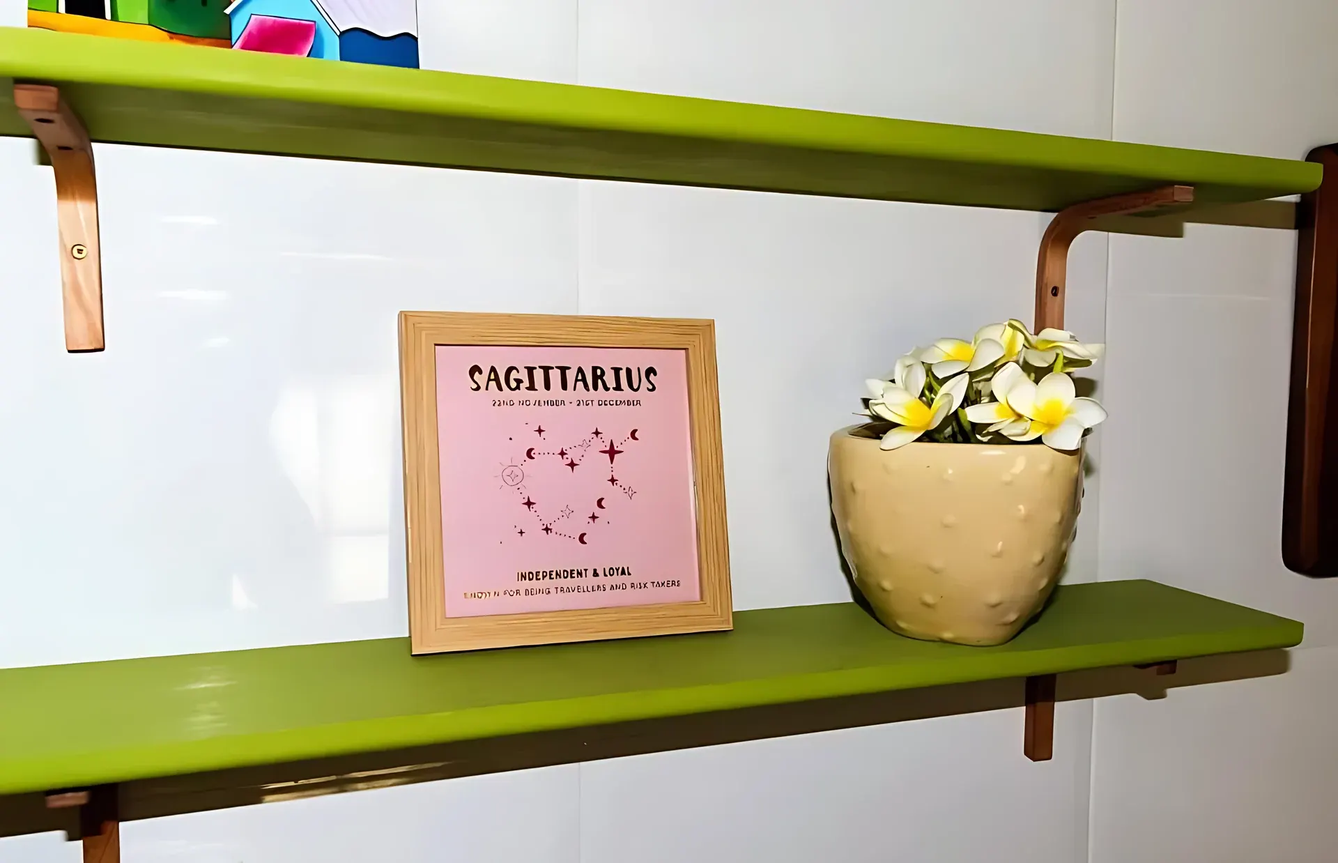 Detalle decorativo con el cartel de la constelación de Sagitario